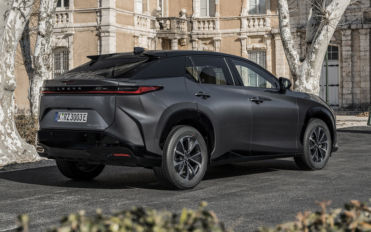 Lexus RZ450e eller RZ300e - priser & anmeldelse (2024) | bilmagasinet.dk