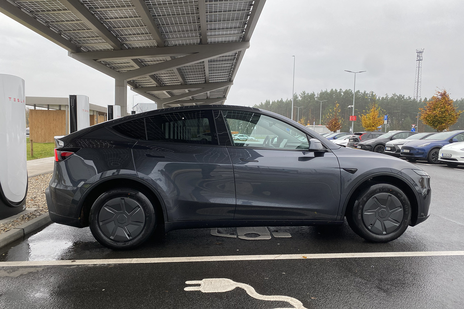 Model Y RWD test: Latterligt meget bil for pengene | bilmagasinet.dk