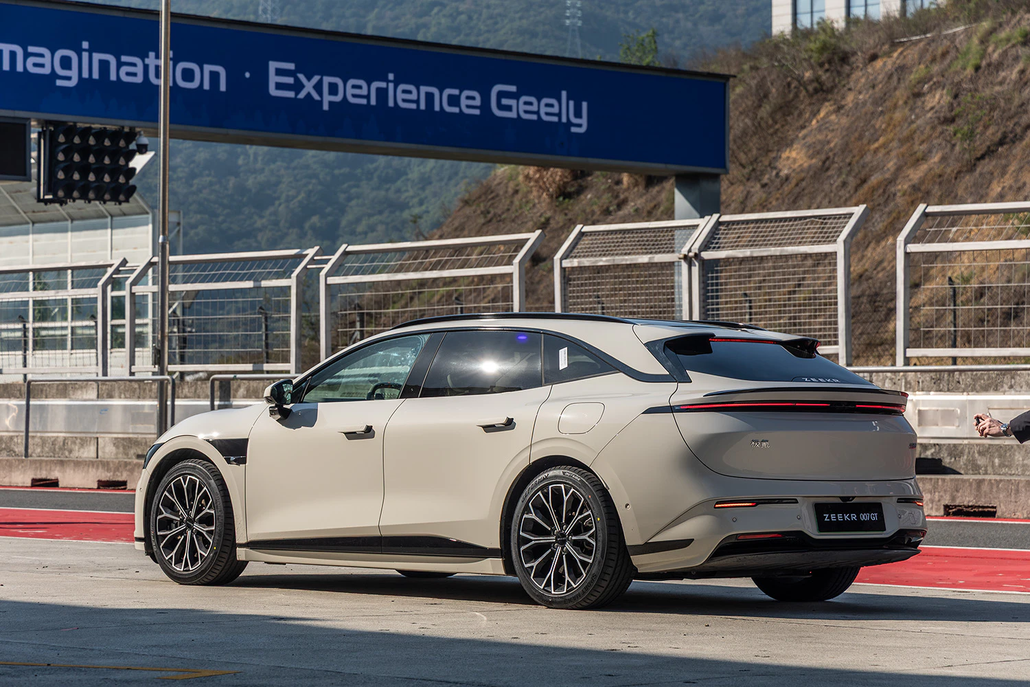 zeekr-7gt-test-elbilen-der-gerne-vil-k-res-til-en-god-pris