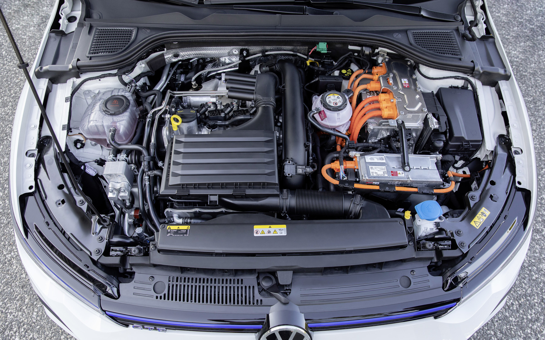 VW Golf GTE i hvid motorrum