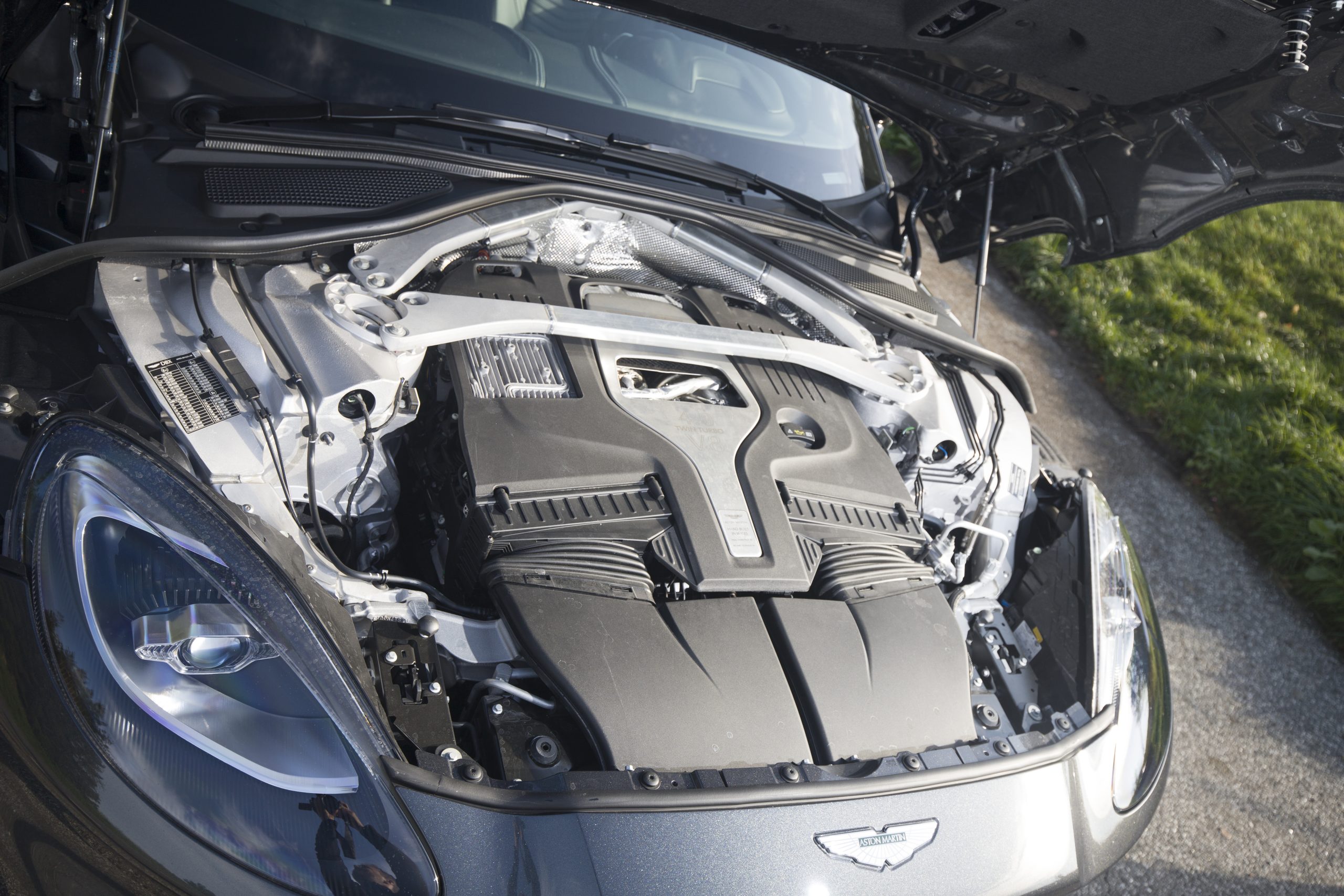 Aston Martin DBX er helt sin egen | bilmagasinet.dk