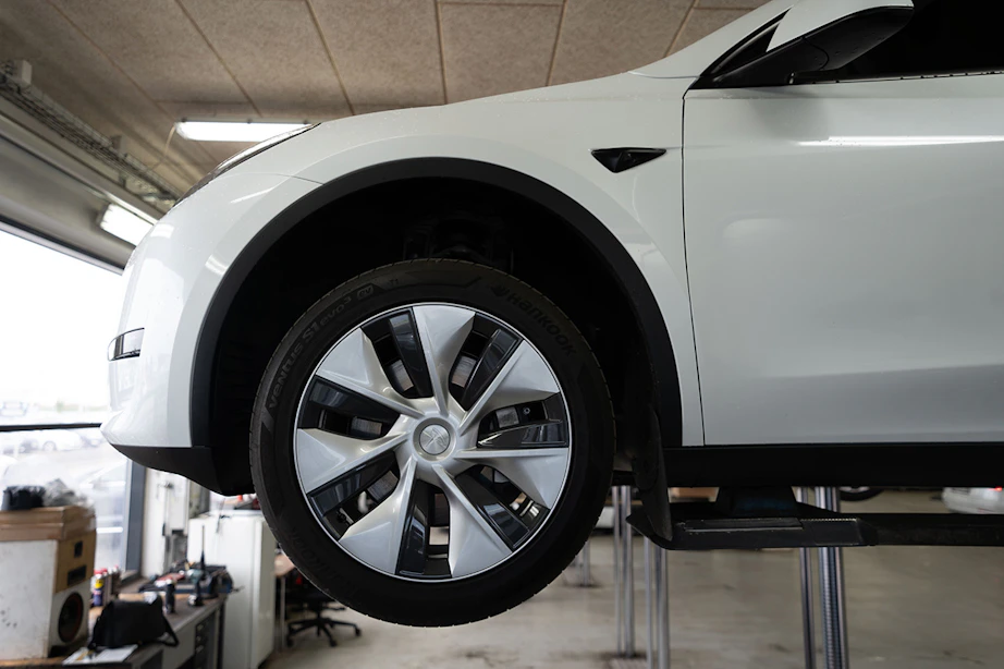 Faktatjek: Ruster Tesla virkelig mere end andre biler? | bilmagasinet.dk