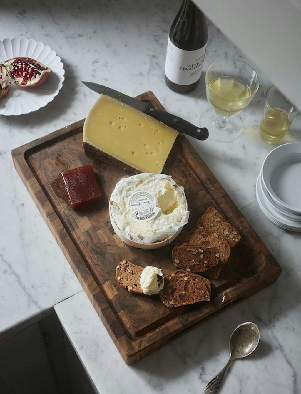 Skærebræt med lækre oste.