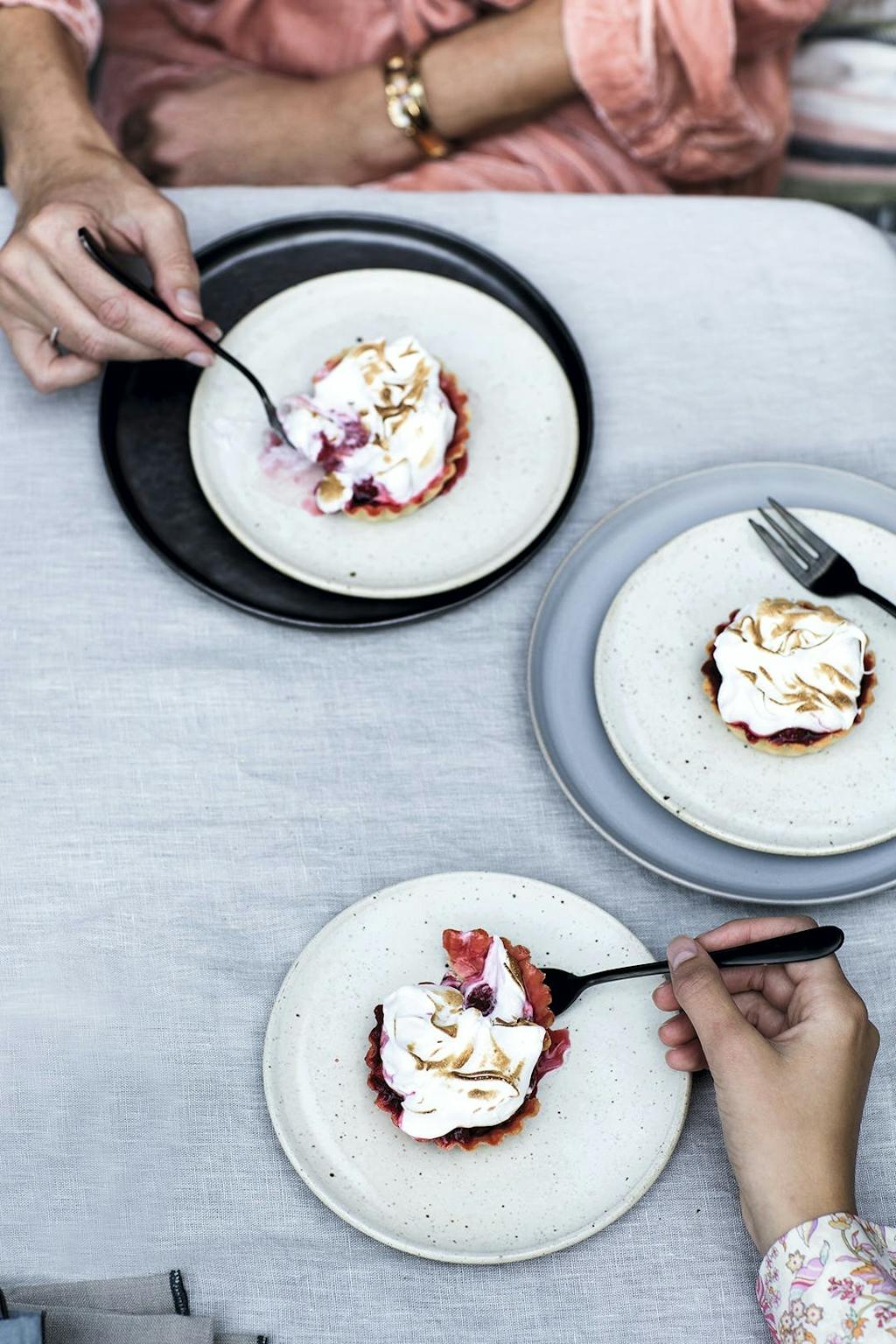 Tærter med bærkompot og marengs