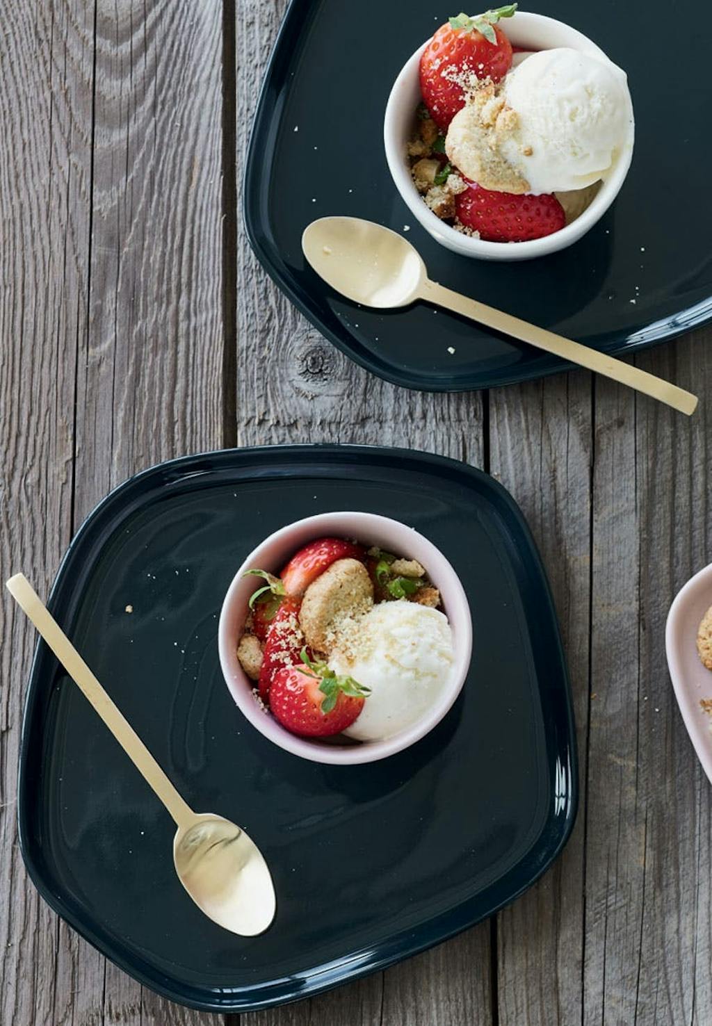 Koldskålsis med kammerjunker og jordbær