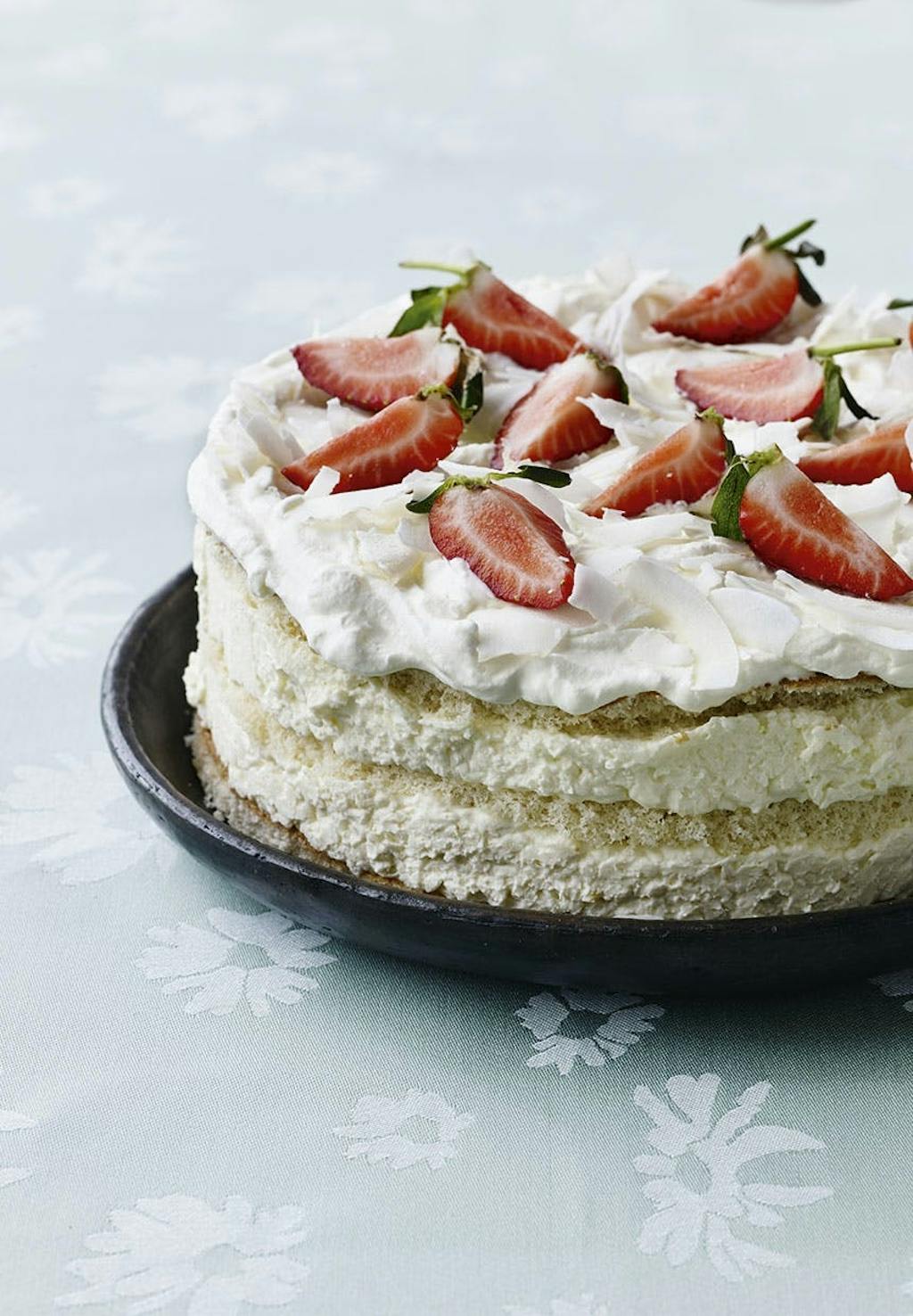 Islagkage med kokos og jordbær