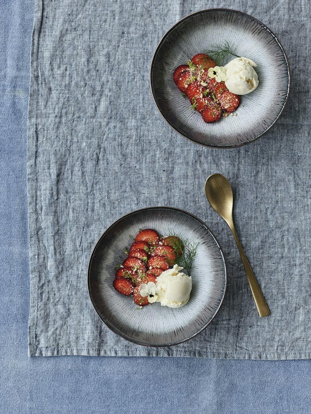 Carpaccio af jordbær og koldskål-is