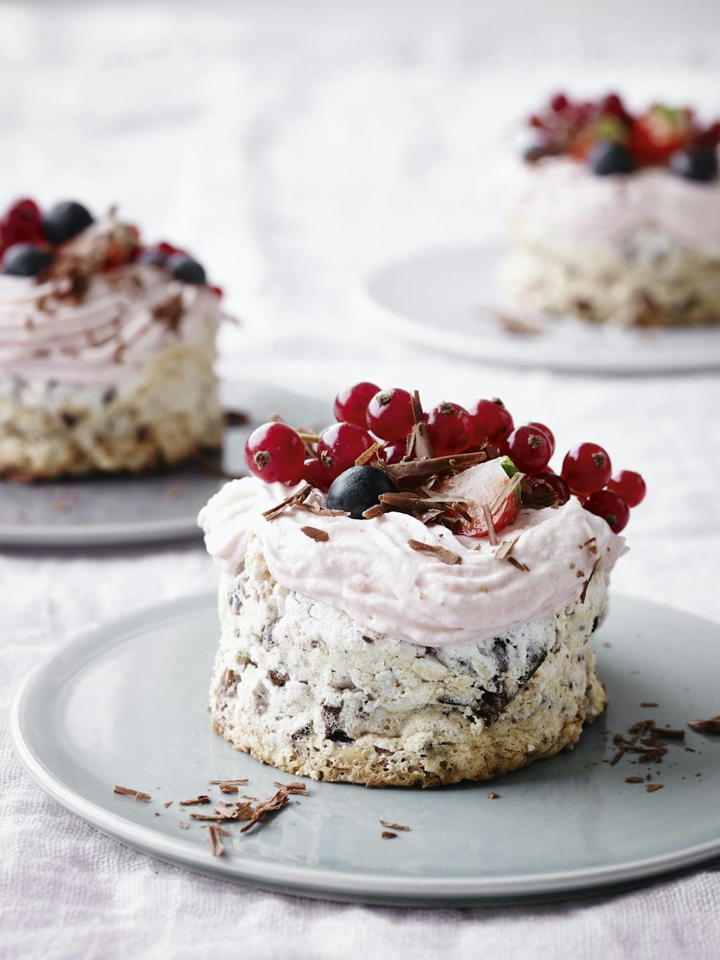 Nøddekager med jordbærskum