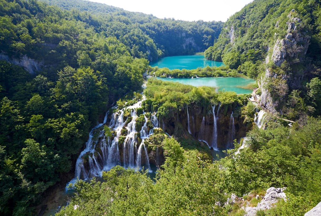 Udsigter over Plitvice nationalparken i Kroatien med søer og vandfald Udsigter over Plitvice nationalparken i Kroatien med søer og vandfald