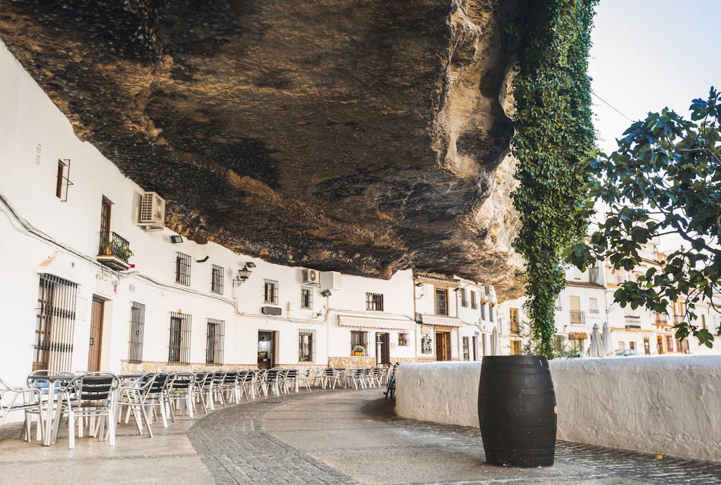 Gade dækket med klipper i Setenil de las Bodegas Gade dækket med klipper i Setenil de las Bodegas
