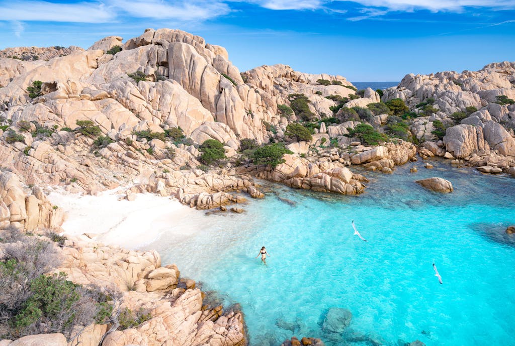 hvide sandstrande mellem klipper på sardinien hvide sandstrande mellem klipper på sardinien