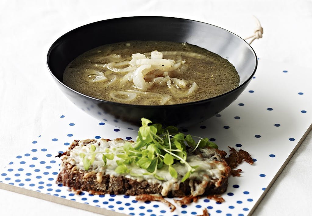 Nem løgsuppe med ostebrød
