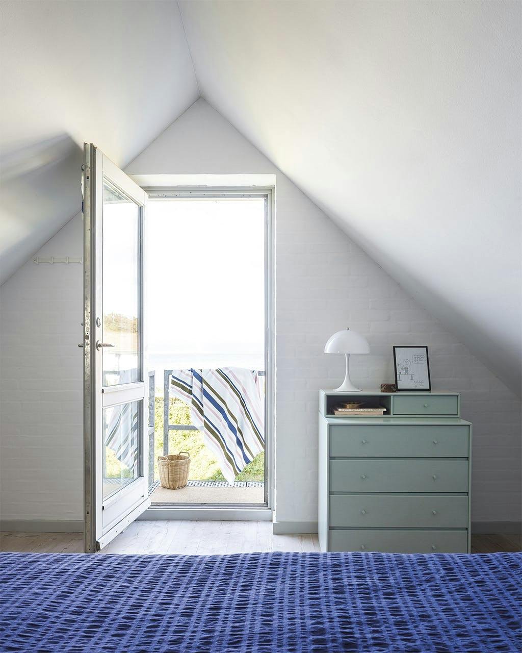 Soveværelse med smuk og enkel kommode