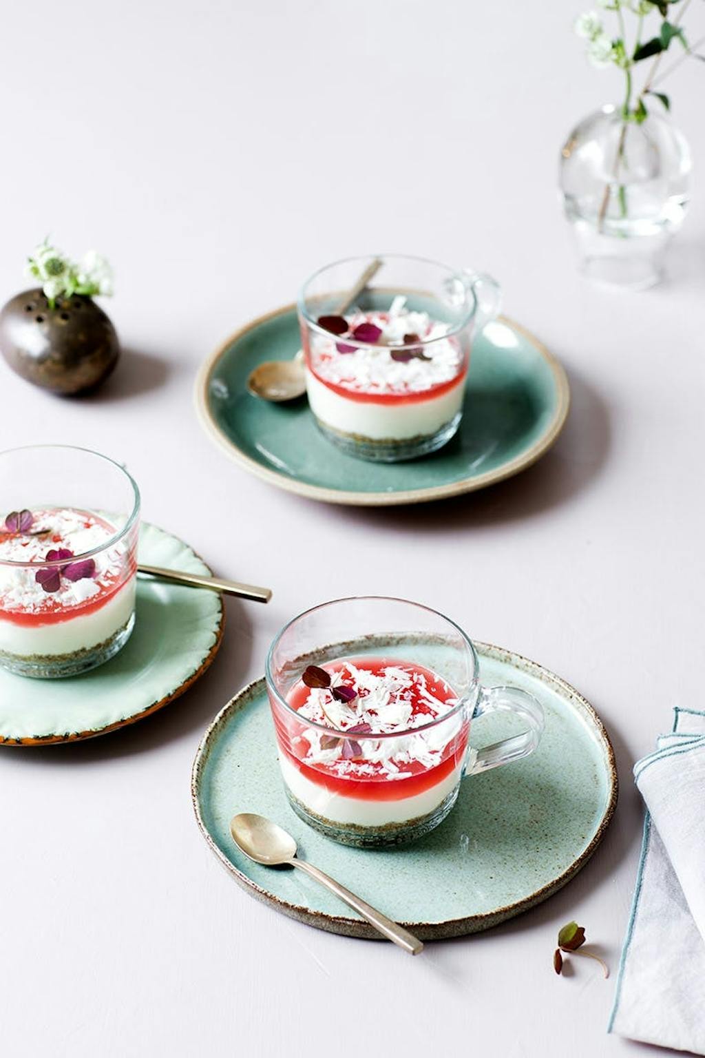 Cheesecake med hvid chokolade og rabarbergelé