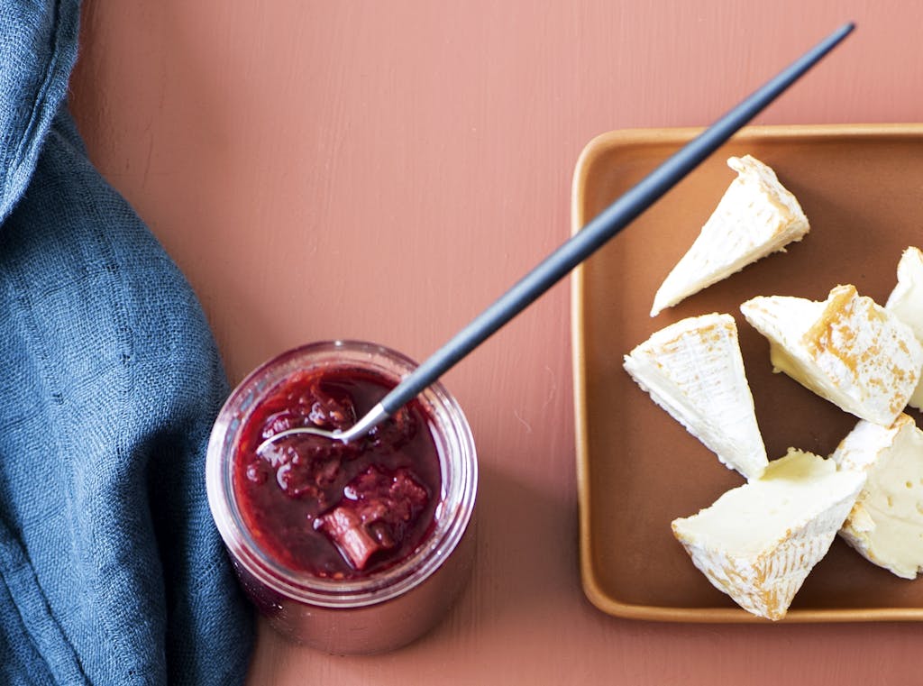 Rabarbermarmelade med hindbær og ingefær