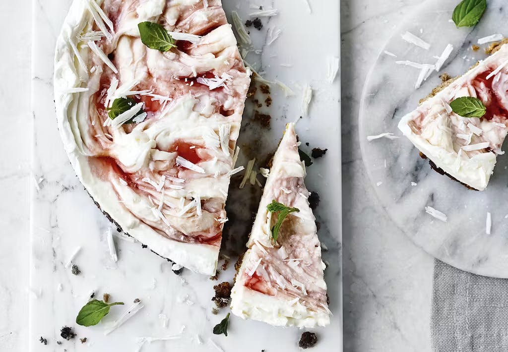 Cheesecake med rabarber-sirup og hyldeblomst Cheesecake med rabarber-sirup og hyldeblomst