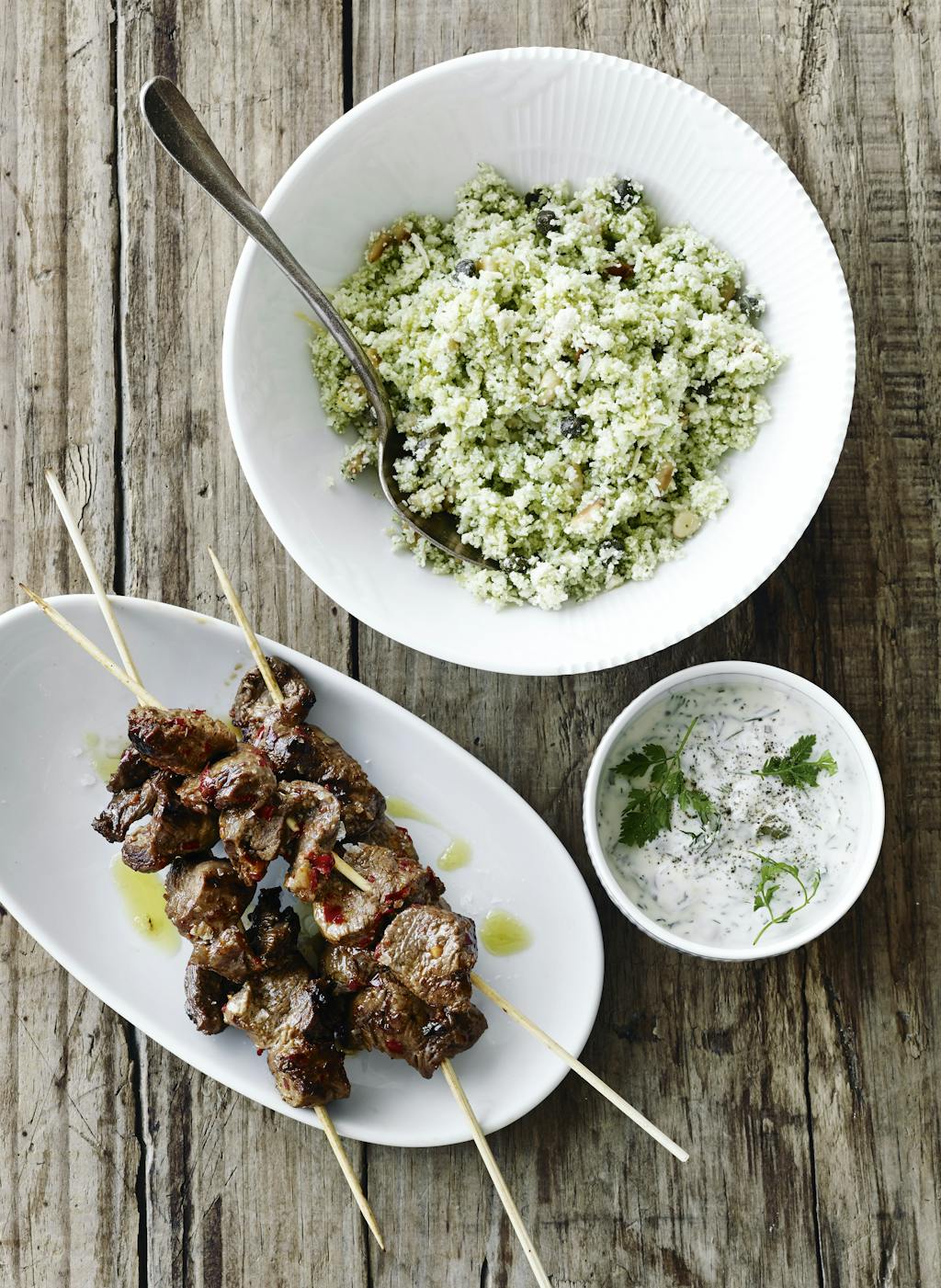 Sticks med blomkåls couscous og sauce tartare