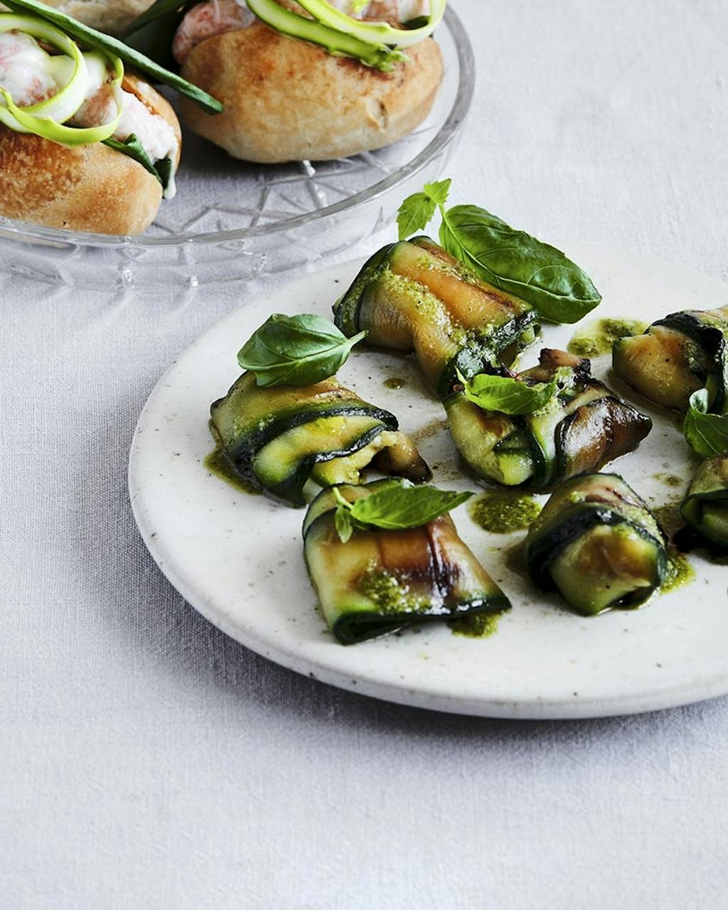 Små grillede squash-pakker med ost & pesto