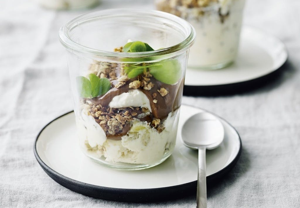 Stikkelsbær-is med karamel og crunch