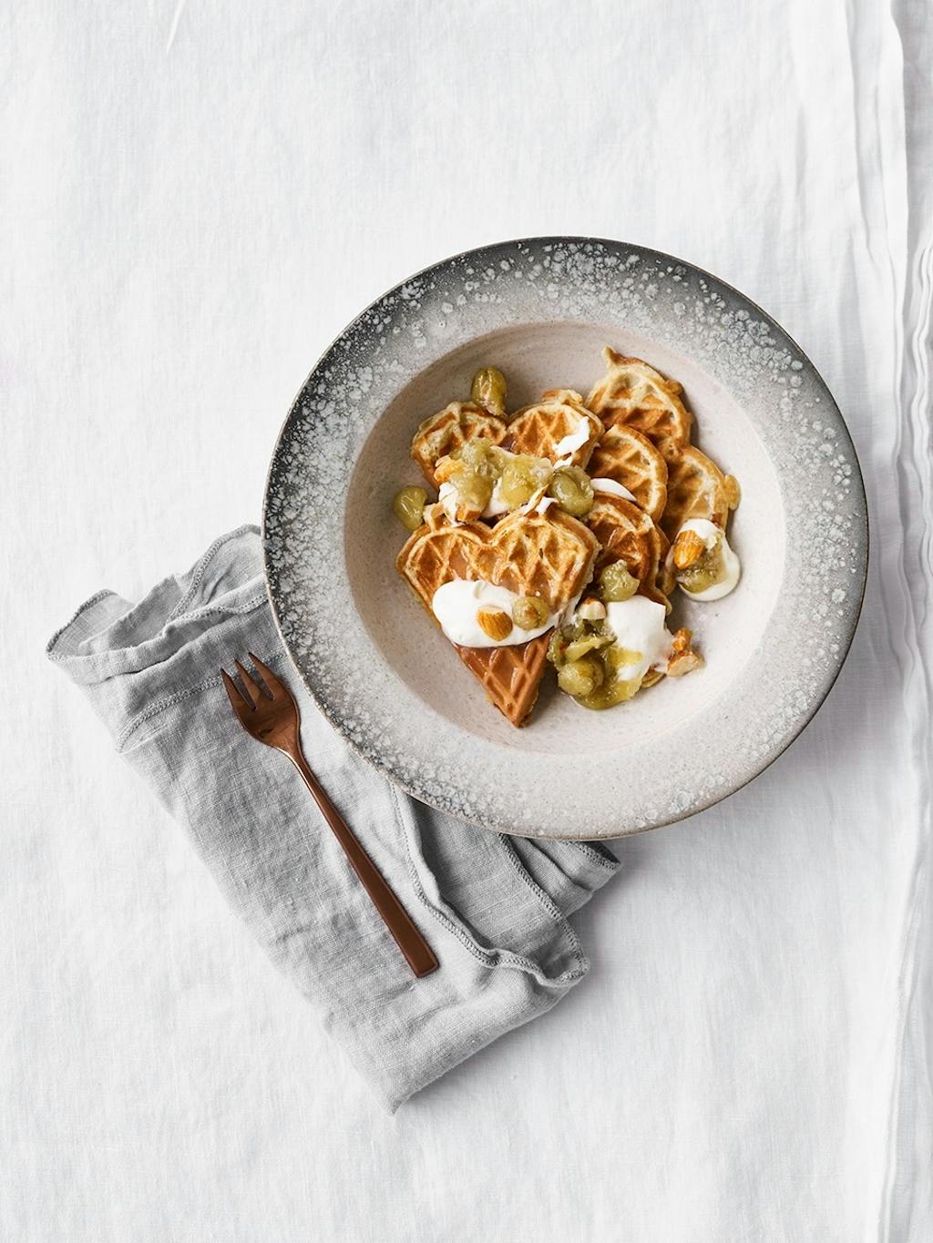 Vafler med sød stikkelsbærkompot