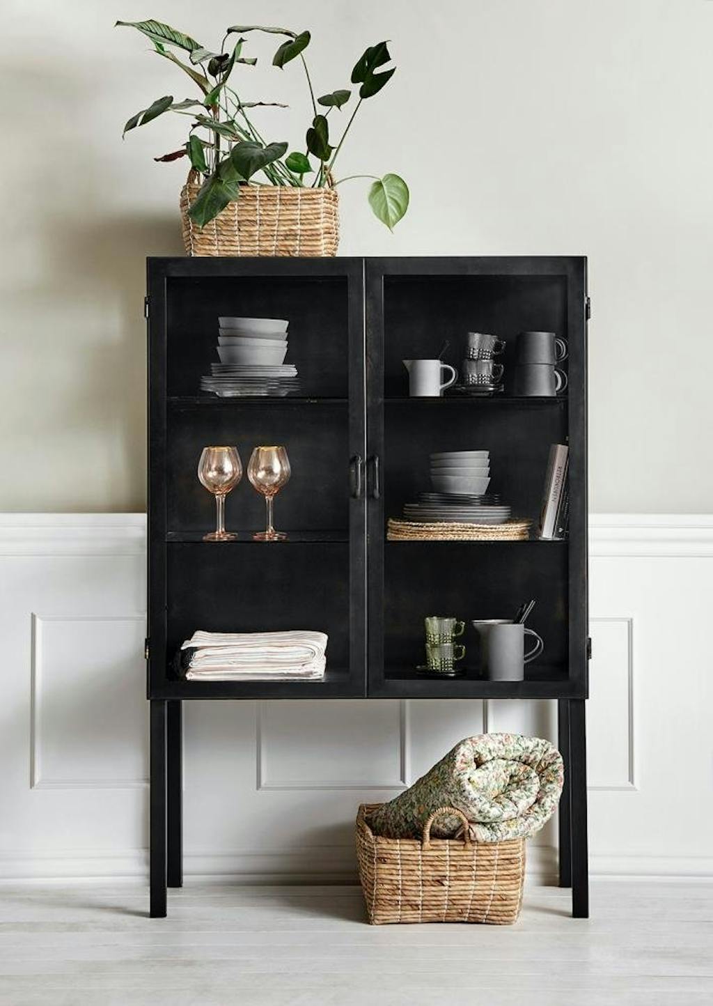 Nordal vitrineskab Nordal vitrineskab i jern råt og industrielt look