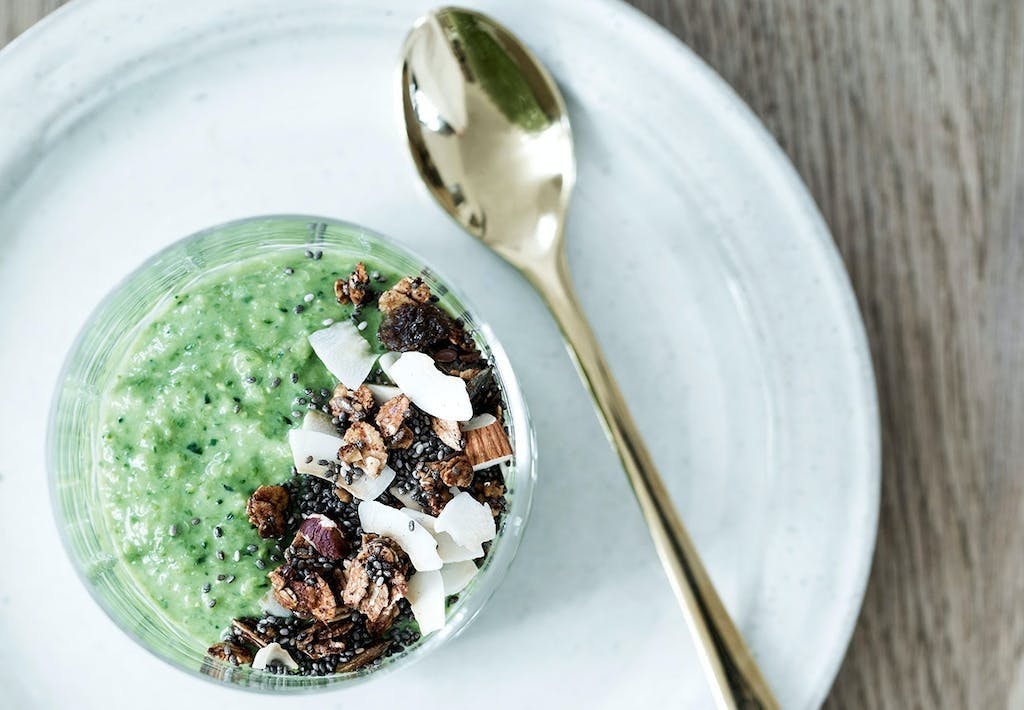 Opskrift på grøn smoothie bowl med hjemmelavet granola