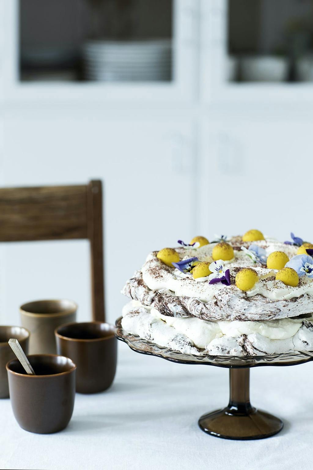 Chokolade og marengs lagkage med passionsfrugtskum