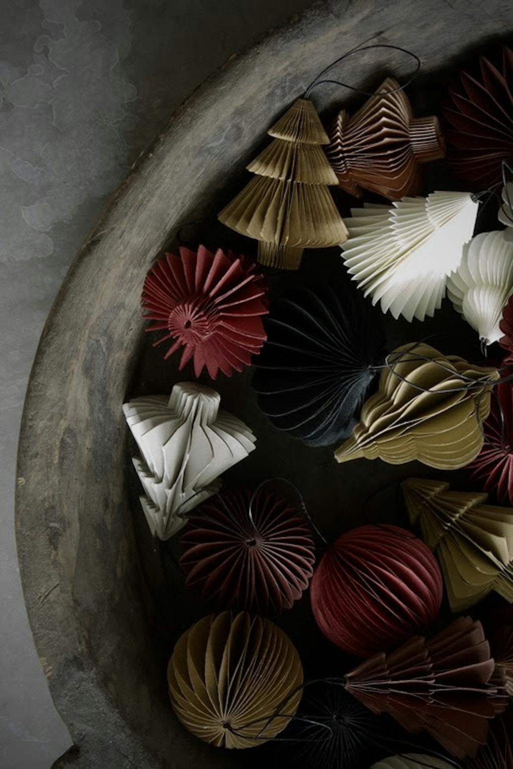 Julepynt i diskrete farver til at hænge på juletræet