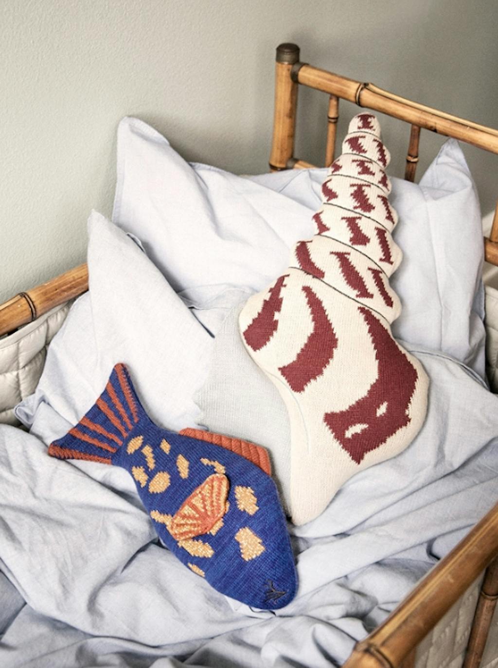 Strikkede puder med fisk og muslinger set til hhv. 349 kr. og 399 kr. Strikkede puder med fisk og muslinger set til hhv. 349 kr. og 399 kr.