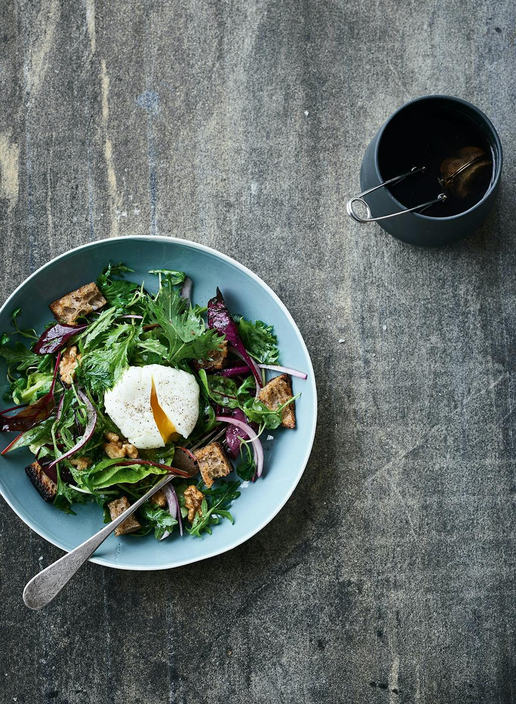 morgenmadssalat pocheret æg surdejscroutoner