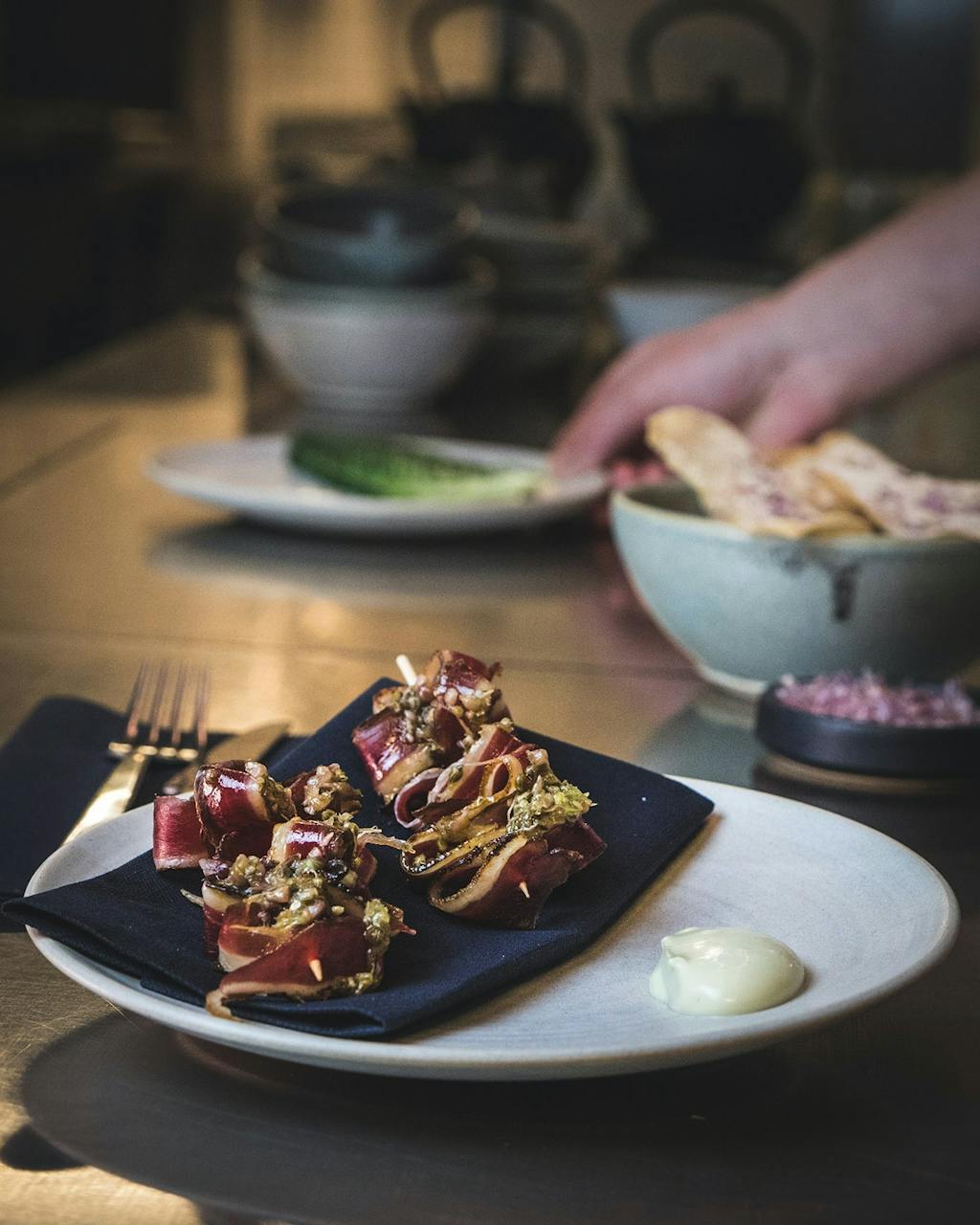 Andebacon porre og løgsom bar-snack hos cocktailbaren 1408 til 75 kr.