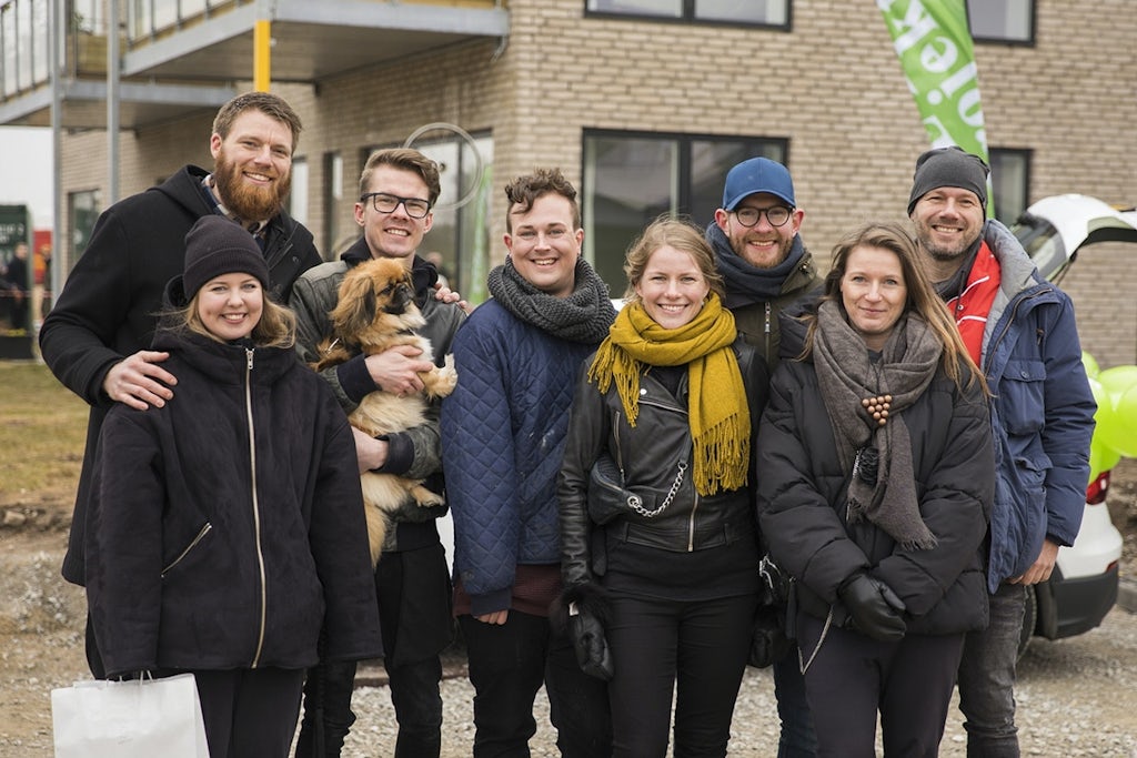 De otte nybyggere - fra venstre Charlotte & Fredrik, Mike & Thomas, Maria & Kristian og Bolette & Jimmi foran Nybyggerhuset til åbent hus i 2E Bolig Projektsalgs NærHeden-projekt i Hedehusene.