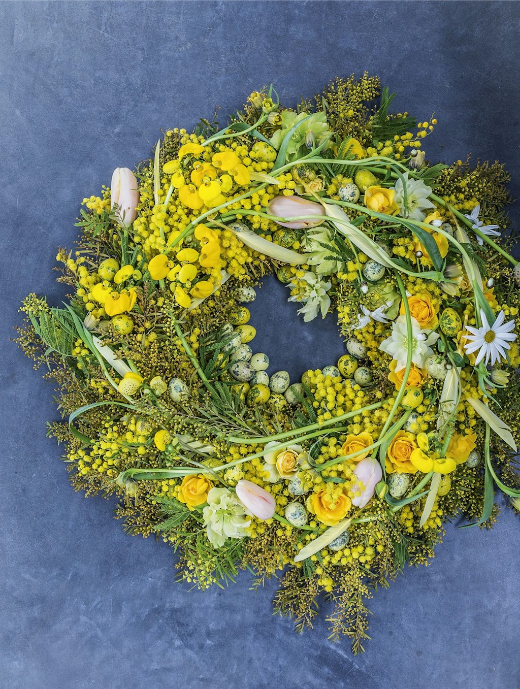 blomster eller blomsterdekoration eller blomsterkrans af annette von einem