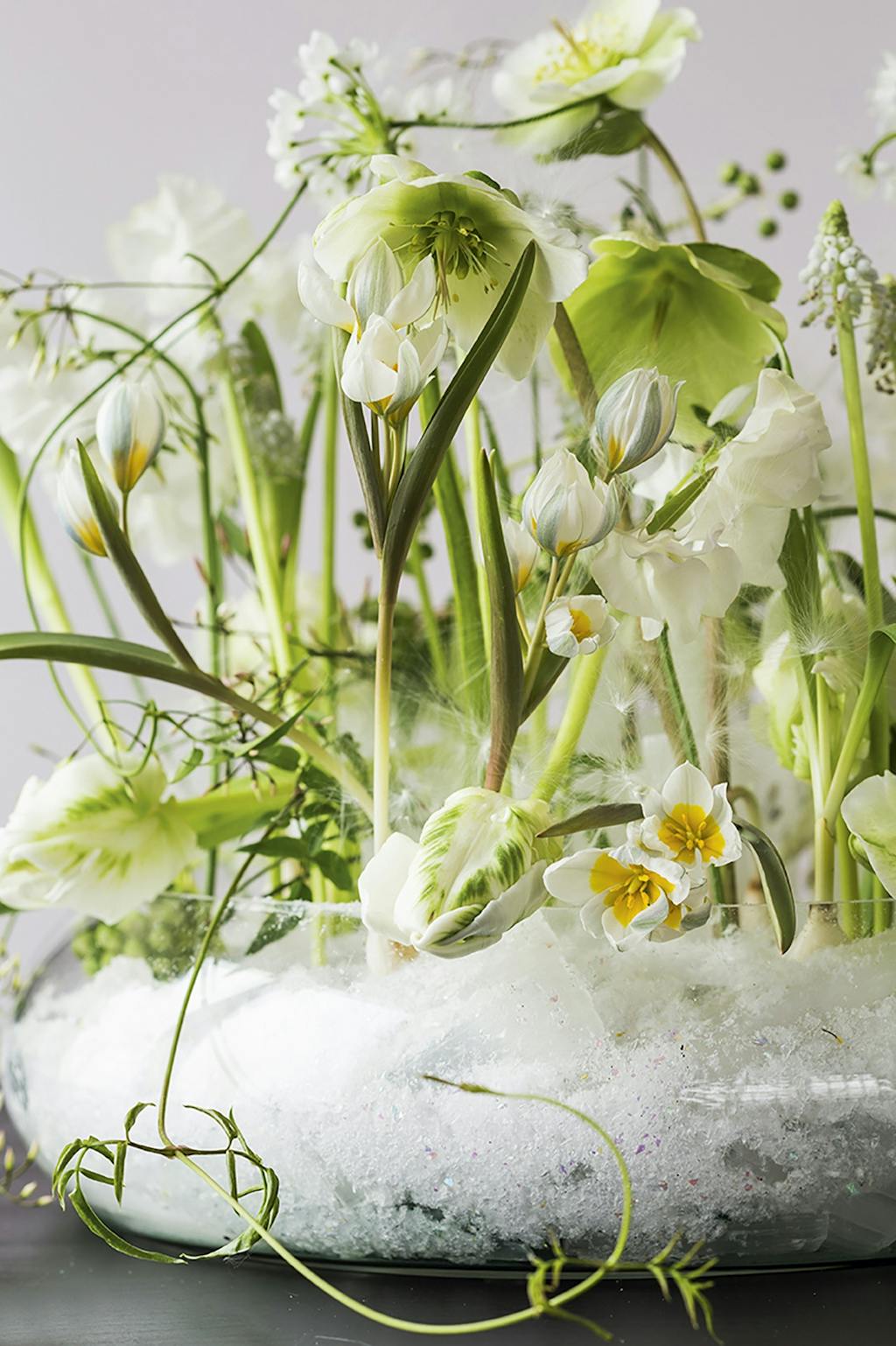 blomsterdekoration med kunstig sne