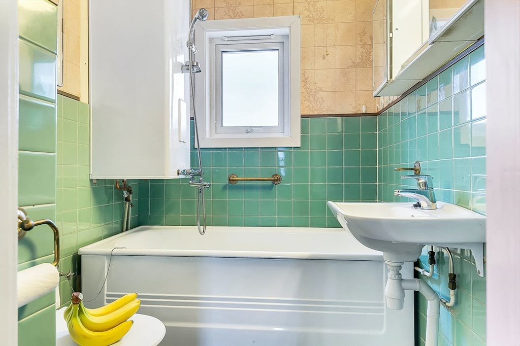 Banan-snack på badeværelset