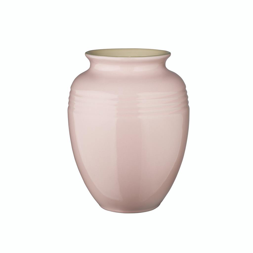Le Creusets vase (19 cm) i "chiffon pink". Vejledende pris: 349,95 kr. Le Creusets vase (19 cm) i "chiffon pink". Vejledende pris: 349,95 kr.