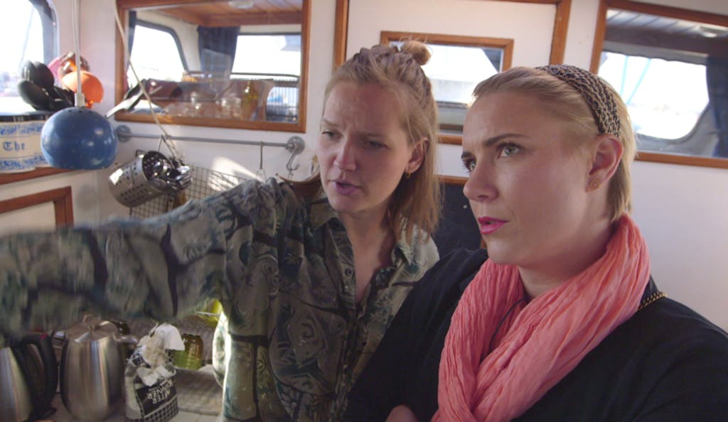 I første program “Nyt hjem – uden vold” på DR2 hjælper boligstylist Mette Helena Rasmussen (th.) med at indrette Hannes husbåd.