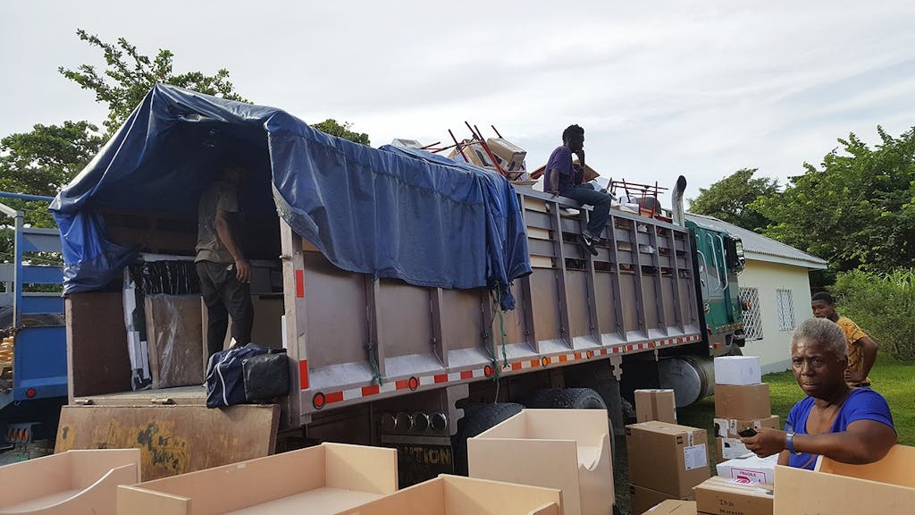 lastbil fyldt med donerede skoleting til skole i Jamaica