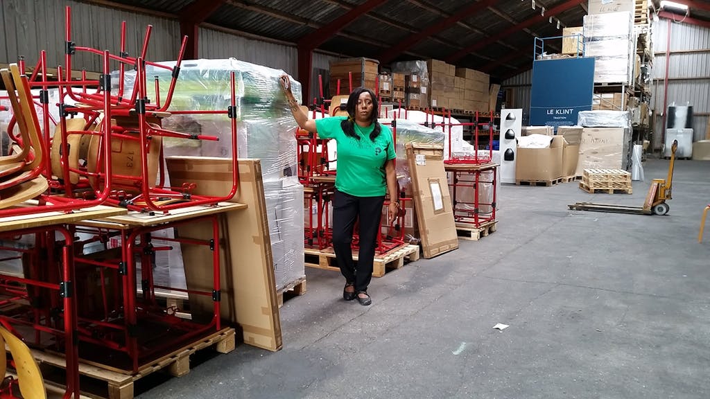 Isa foran skolegrej til skole i Jamaica