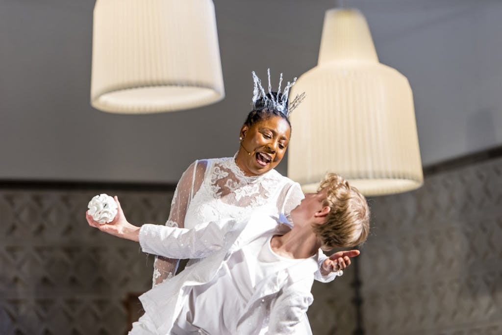 Isa synger til velgørenhedsshow