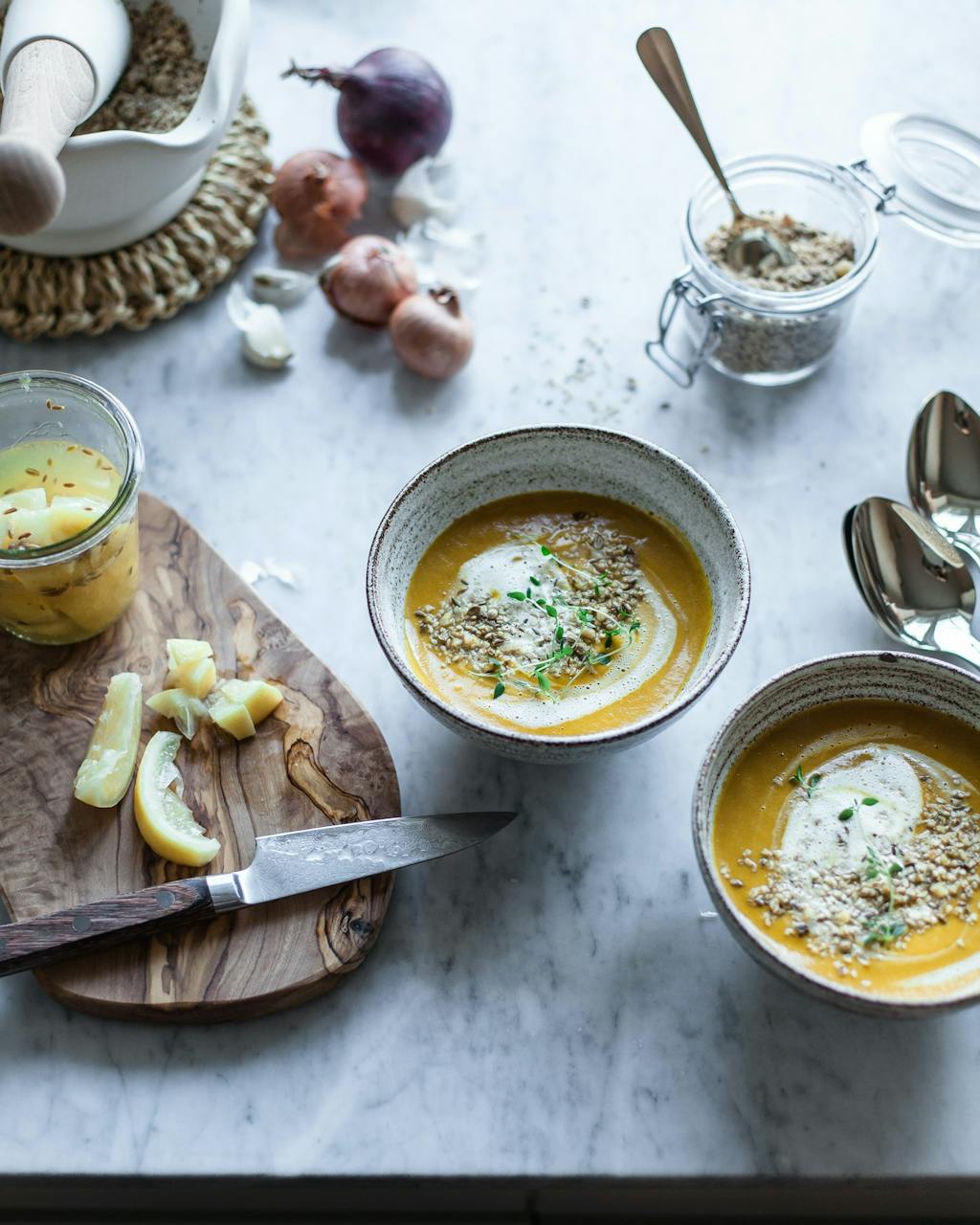 græskarsuppe atelier ea dukkah valnødder suppe kniv skærebræt