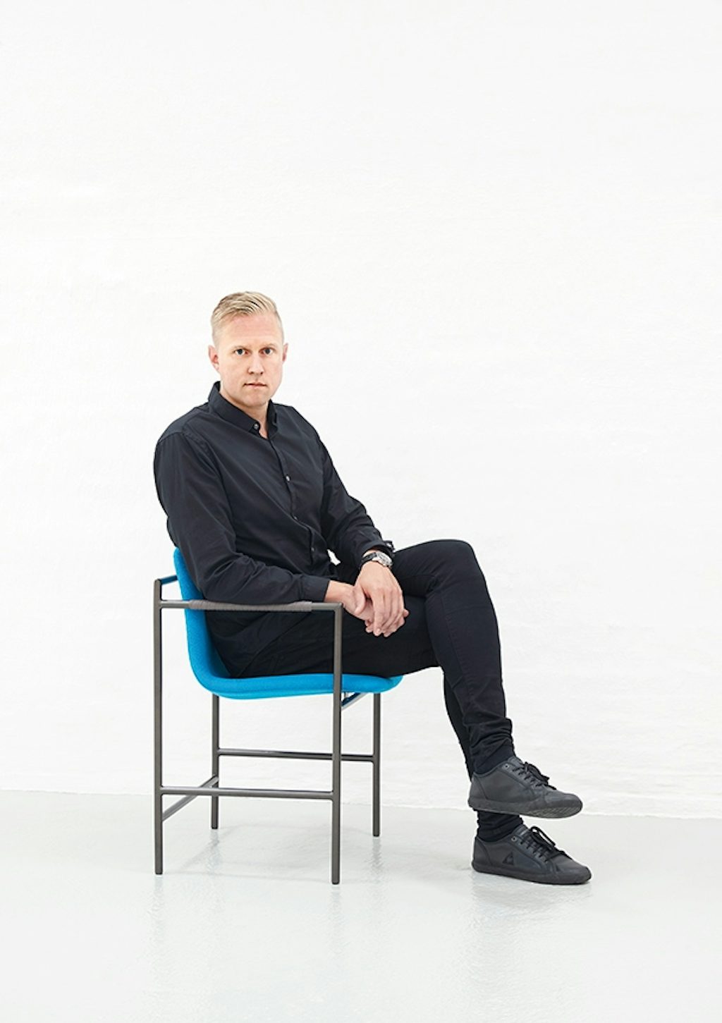 designer René Hougaard siddende i en stol