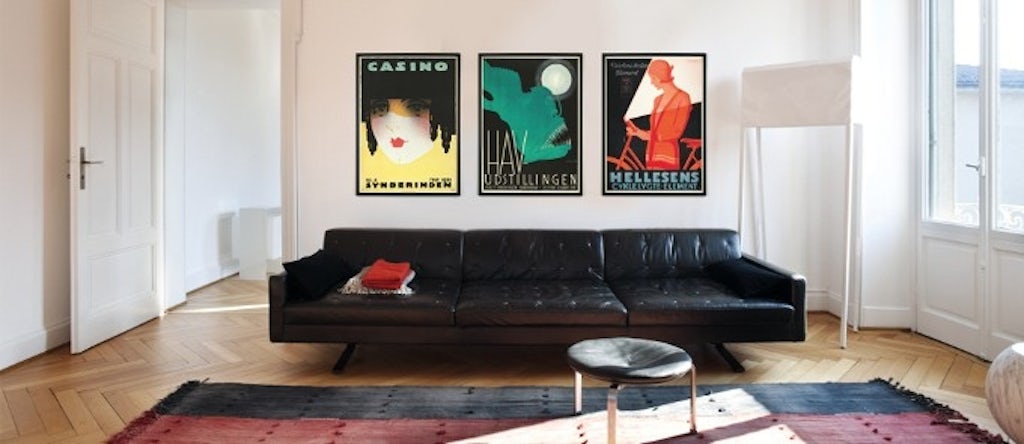 Dansk Plakatkunst plakater over sofa i sorte farver