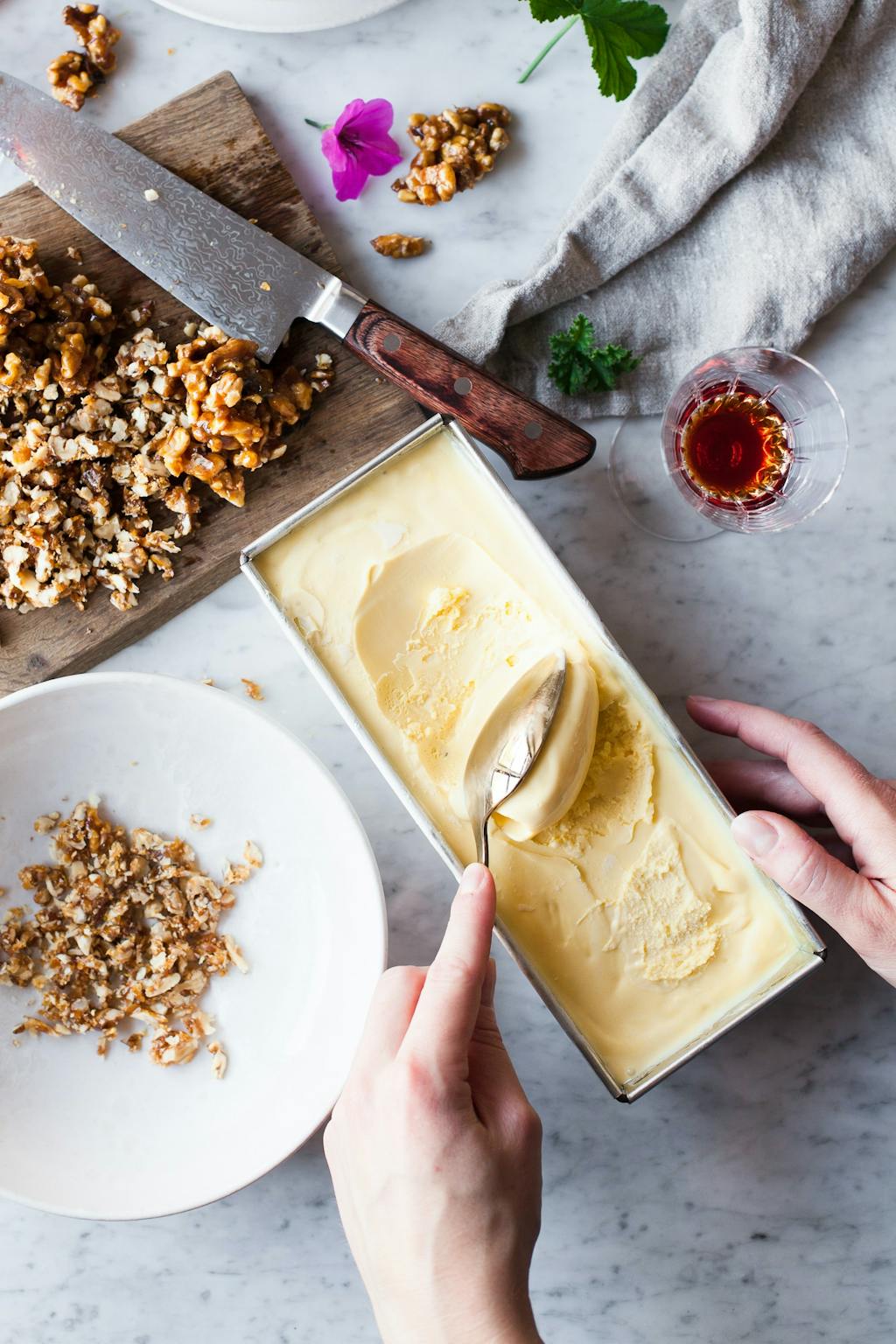 blueberry tales hvid chokolade scoop hænder geranium