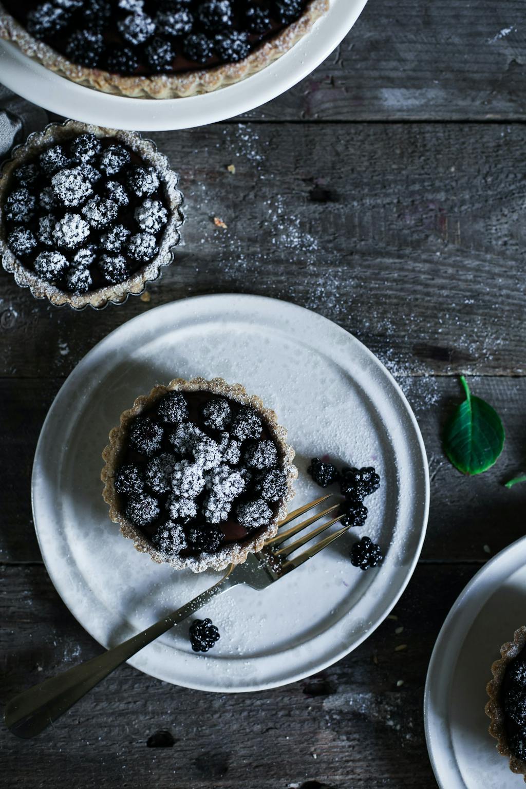 Blueberry Tales Brombærtærte opskrift chokolade tærte tallerken