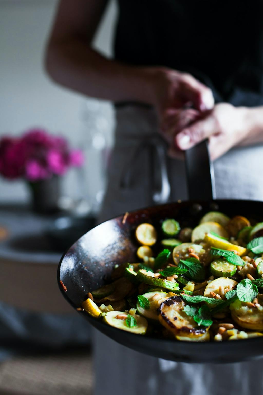 Stegt zucchini med saltede citroner og mynte