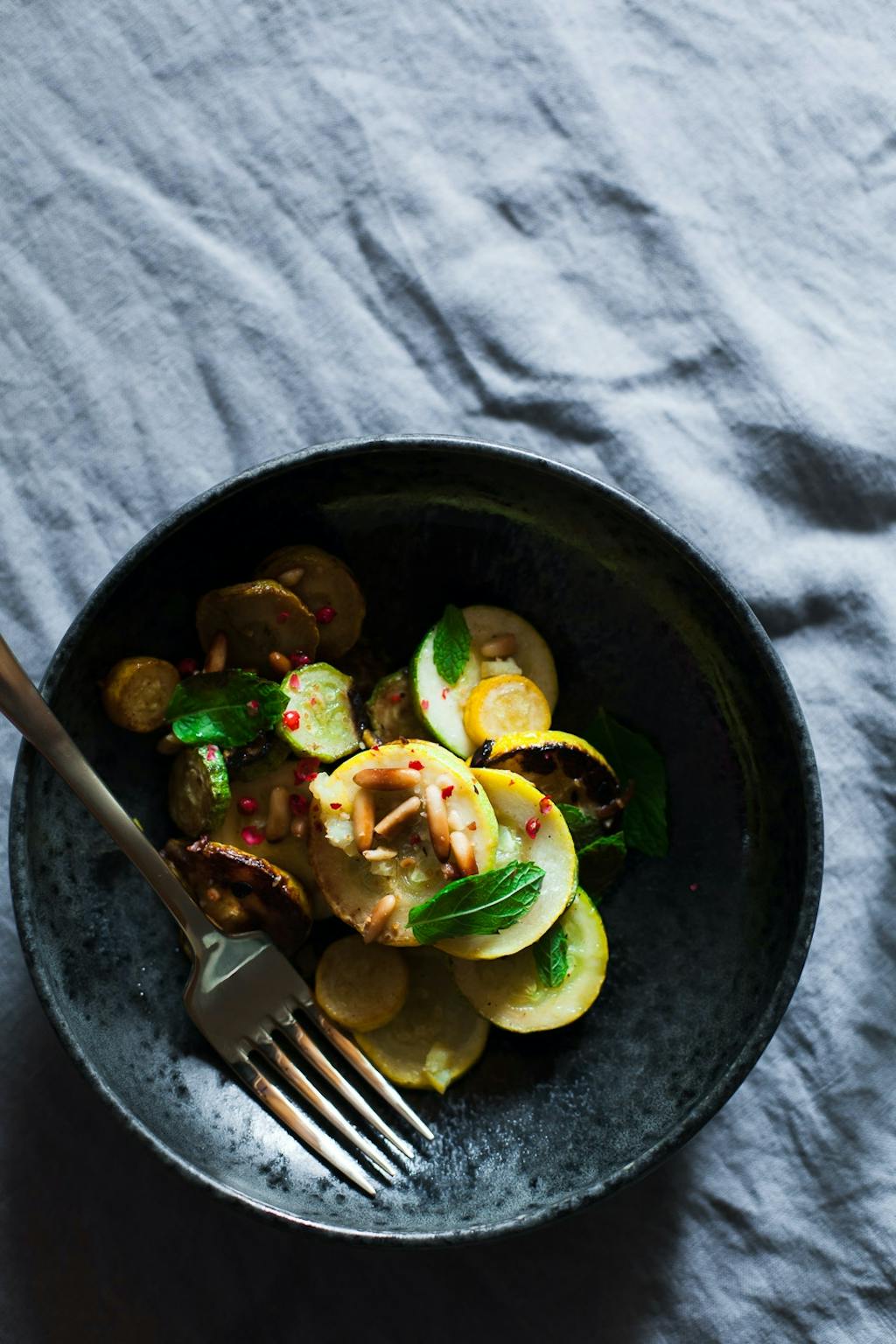 Stegt zucchini med saltede citroner og mynte