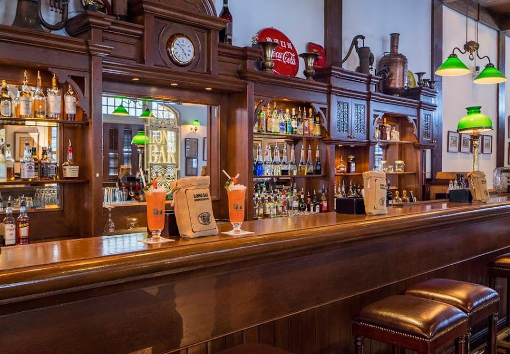 Long Bar er udført i klassisk poleret teaktræ Long Bar er udført i klassisk poleret teaktræ