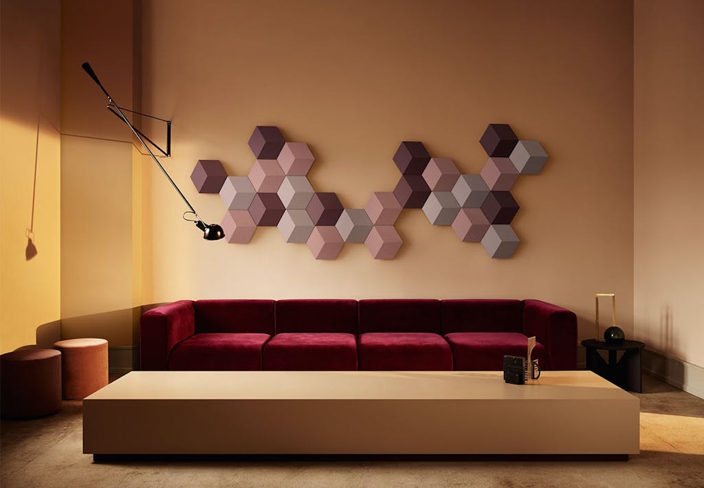 Lydsystem fra B&O hængende på væggen i hexagon-formede fliser 