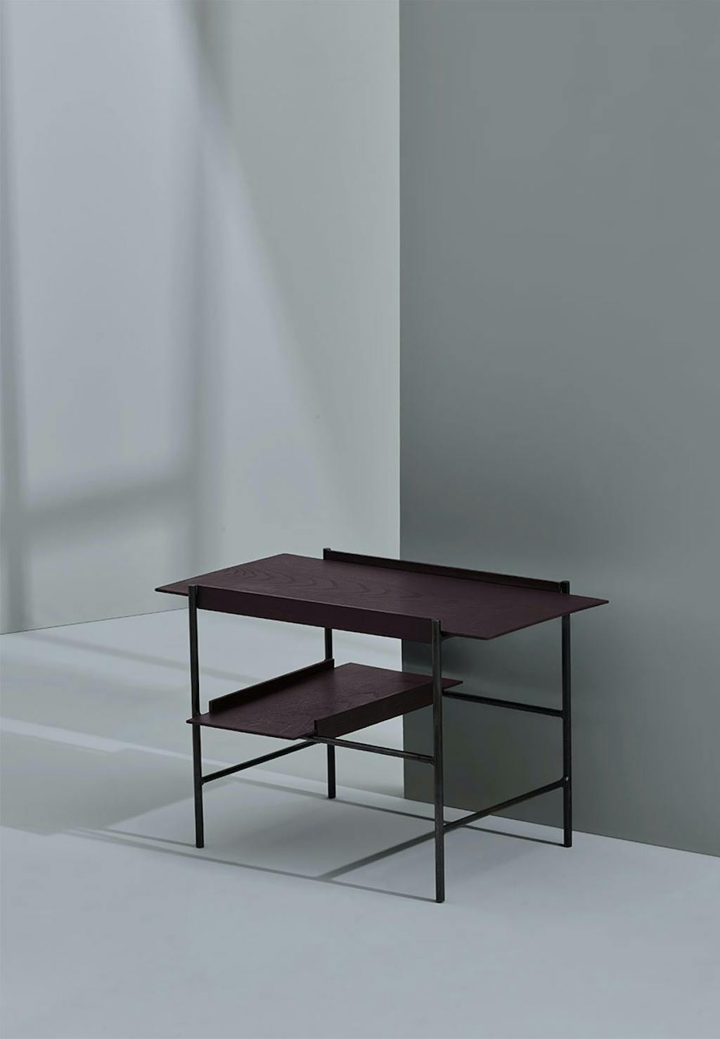 Bakkebord i mørkt træ med hylde